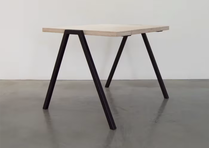 detalle de las patas fabricadas con tubos de acero plano cortados y soldado