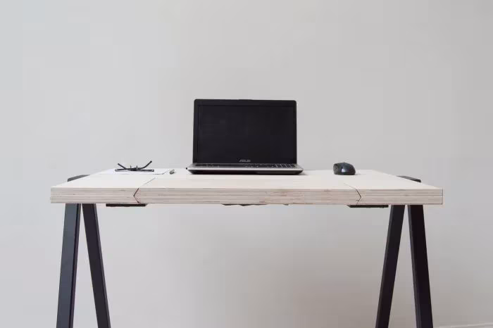 el columpio se integra en el mueble aparentando ser una mesa normal