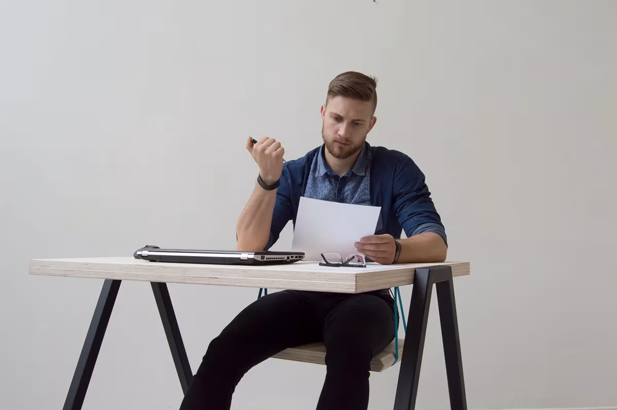 escritorio weel, la mesa de trabajo alternativa con un columpio