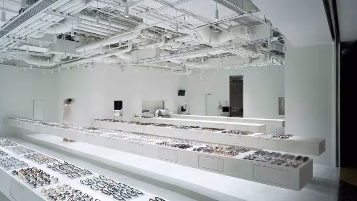 detalle de las 5 mesas en voladizo de la tienda de gafas