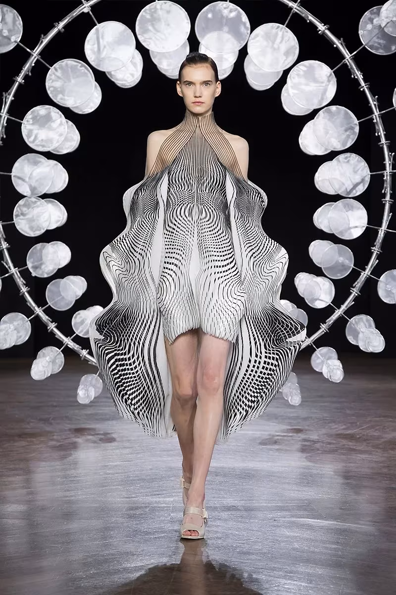 vestido inspirado en las esculturas cinéticas del artista Anthony Howe