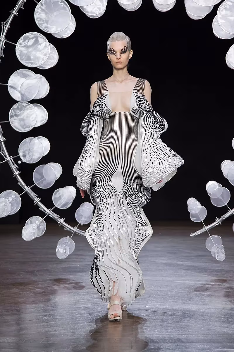 vestido inspirado en las esculturas cinéticas del artista norteamericano Anthony Howe
