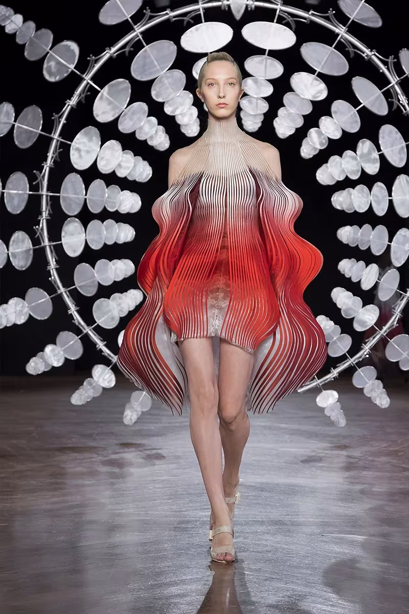 detalle del vestido de ondas impreso en 3d de iris van herpen sobre pasarela