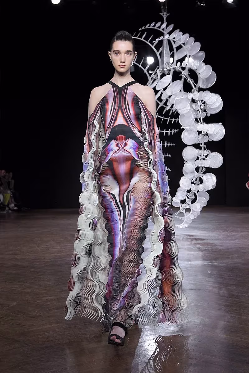 modelo en el desfile de iris van herpen con uno de sus vestidos