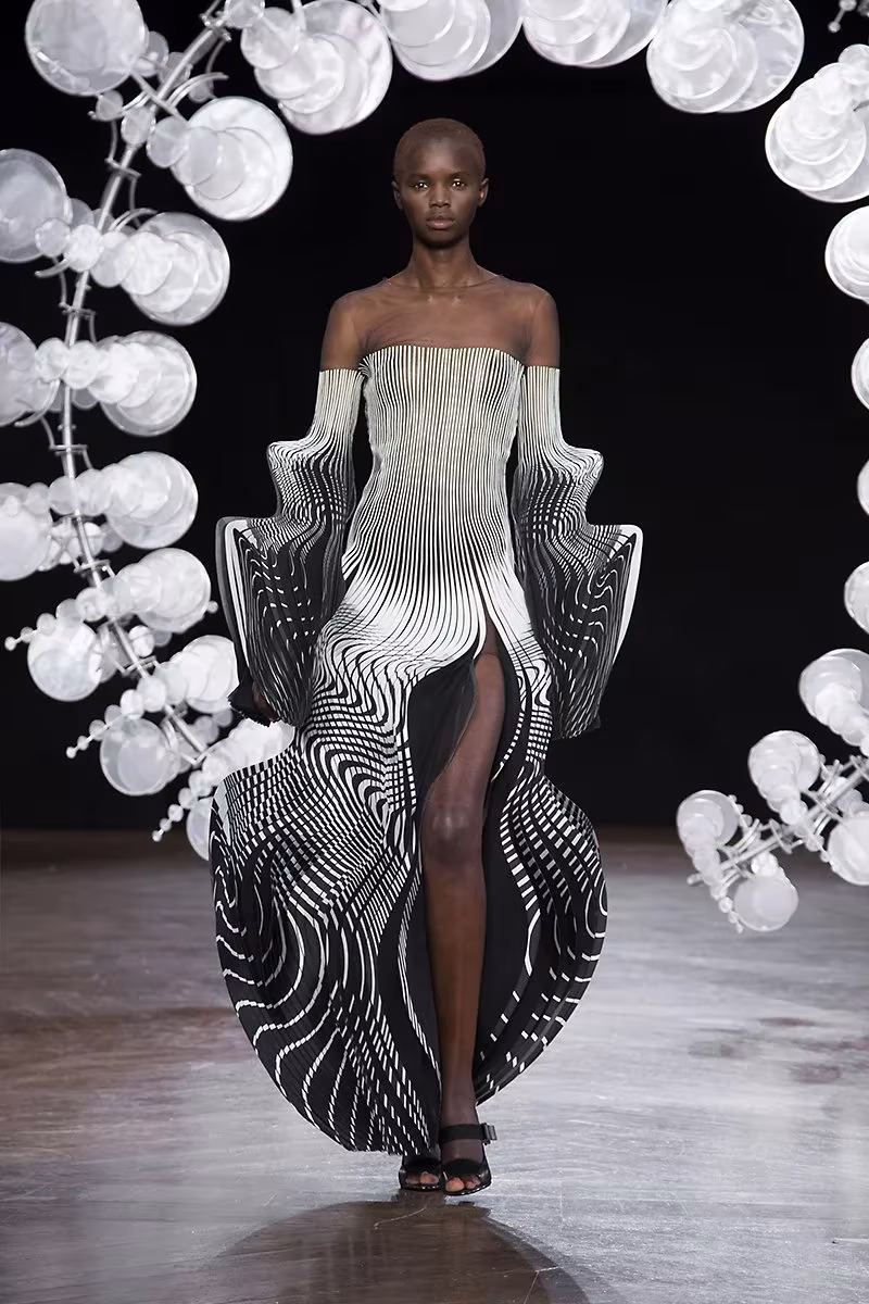 detalle del vestido de iris van herpen impreso en 3d en pasarela