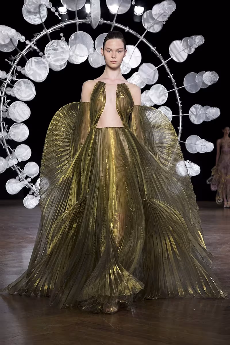 detalle del vestido Suminagashi de seda teñida y tul transparente