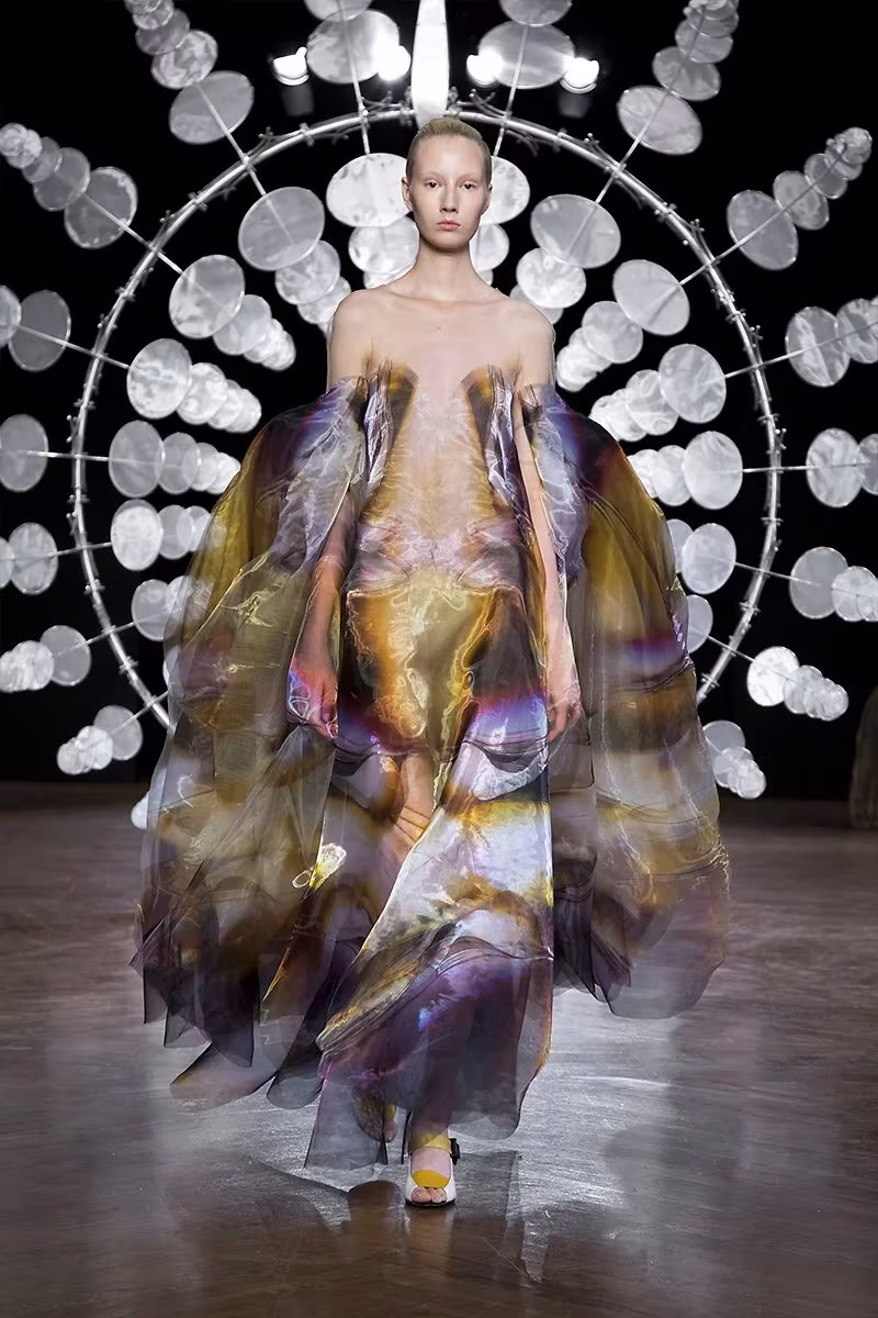 detalle del vestido Suminagashi de seda teñida