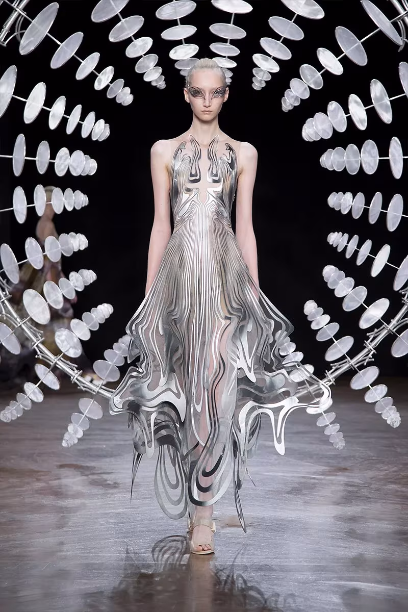 detalle del vestido de iris van herpen mezcla armoniosa de diseño digital y alta costura