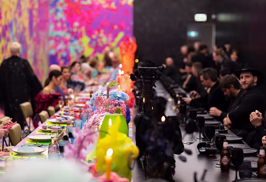 mesa con comensales decorada de la boda de Von y Ryan Bishop