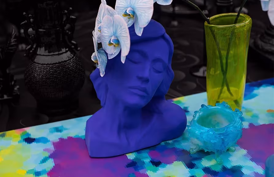 figura pintada en colores vivos