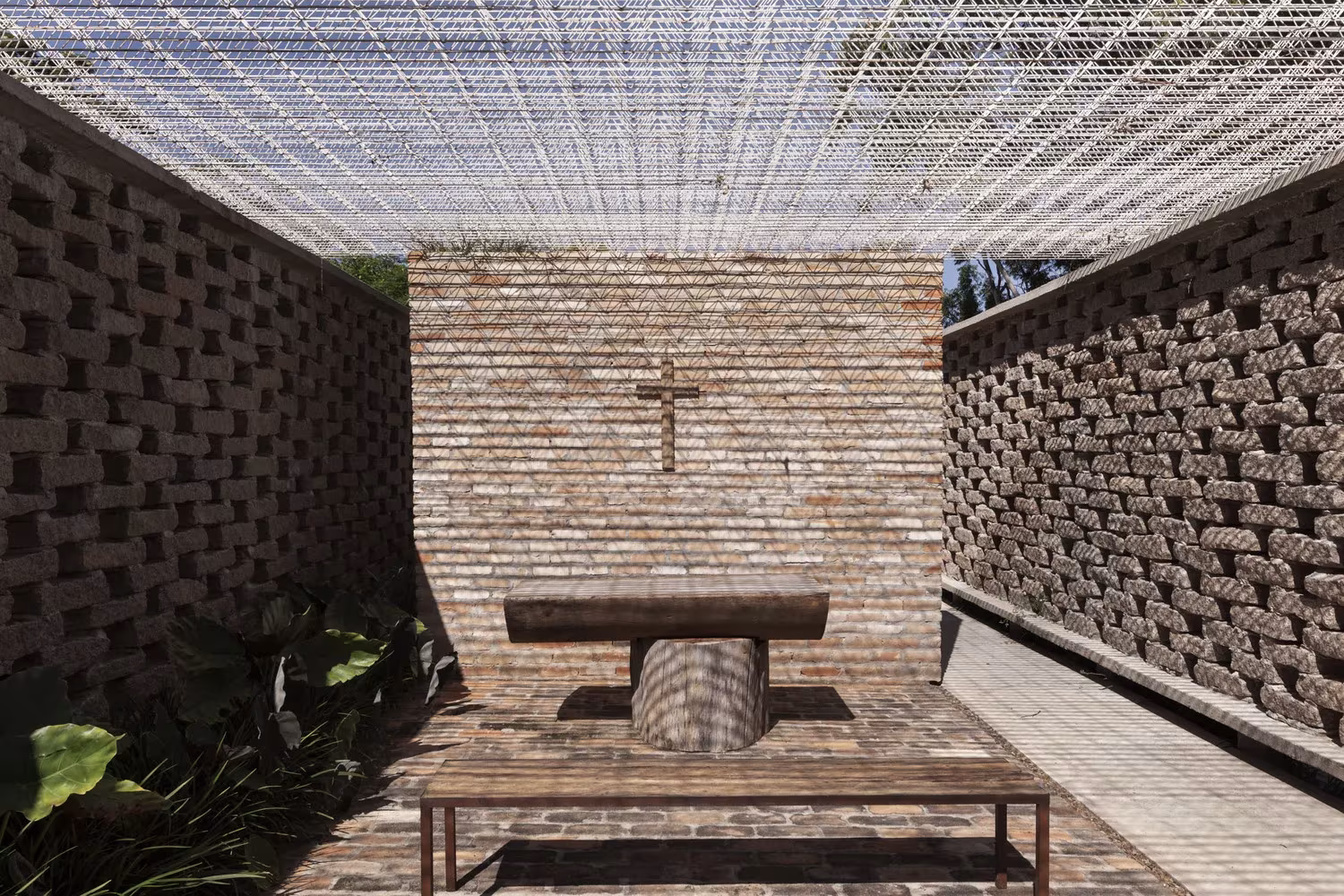 Interior de la Capilla Ingá-mirim con altar de madera, cruz en el muro de ladrillo y cubierta de malla metálica