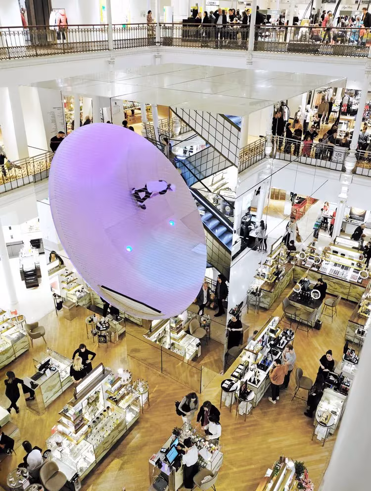 vista general del centro comercial, sus escaleras y pasamanos de hierro