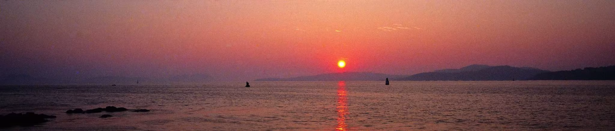 Puesta de sol sobre la ría de Vigo vista desde el Museo del Mar de Galicia