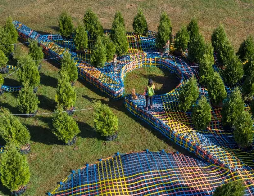 niños interactuando con la instalacion in the hedge