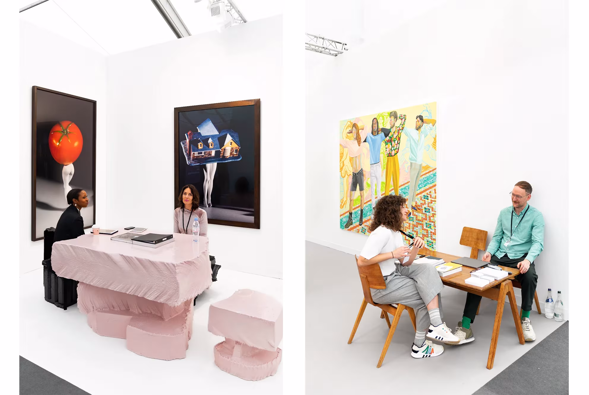 Dos stands de feria: una mesa rosa con galeristas ante pinturas y dos personas conversando junto a un cuadro