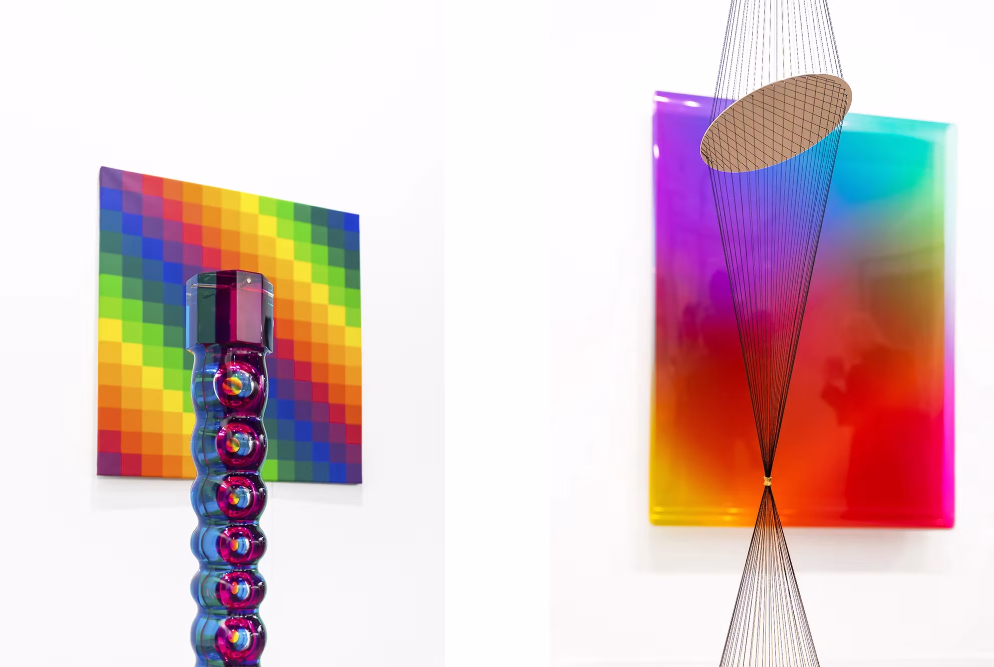 Dos obras contemporáneas: una cuadrícula de colores en degradado y un panel iridiscente con hilos tensados