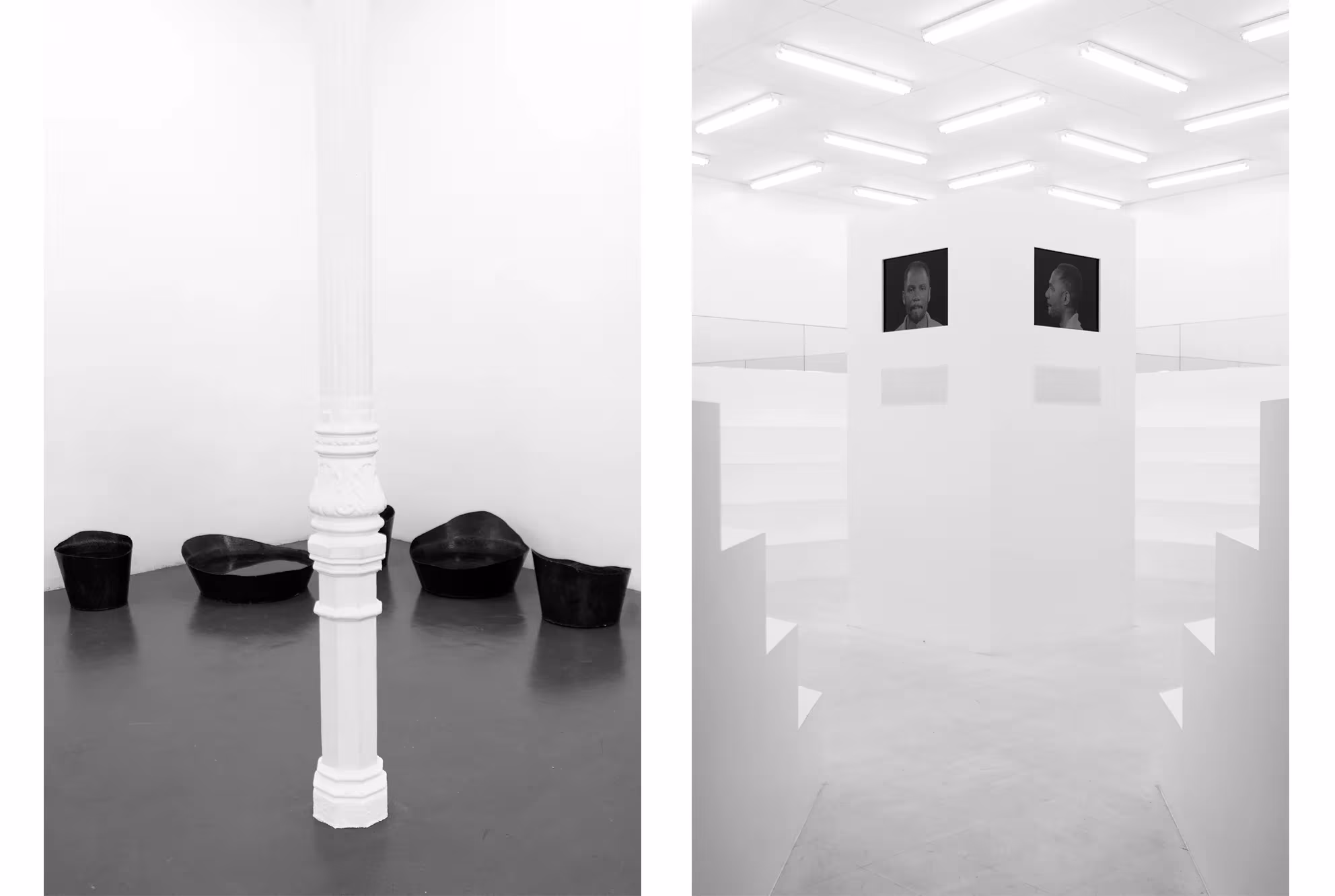 Sala de galería blanca con sillones negros junto a un pilar de fundición y, al fondo, una sala con dos retratos