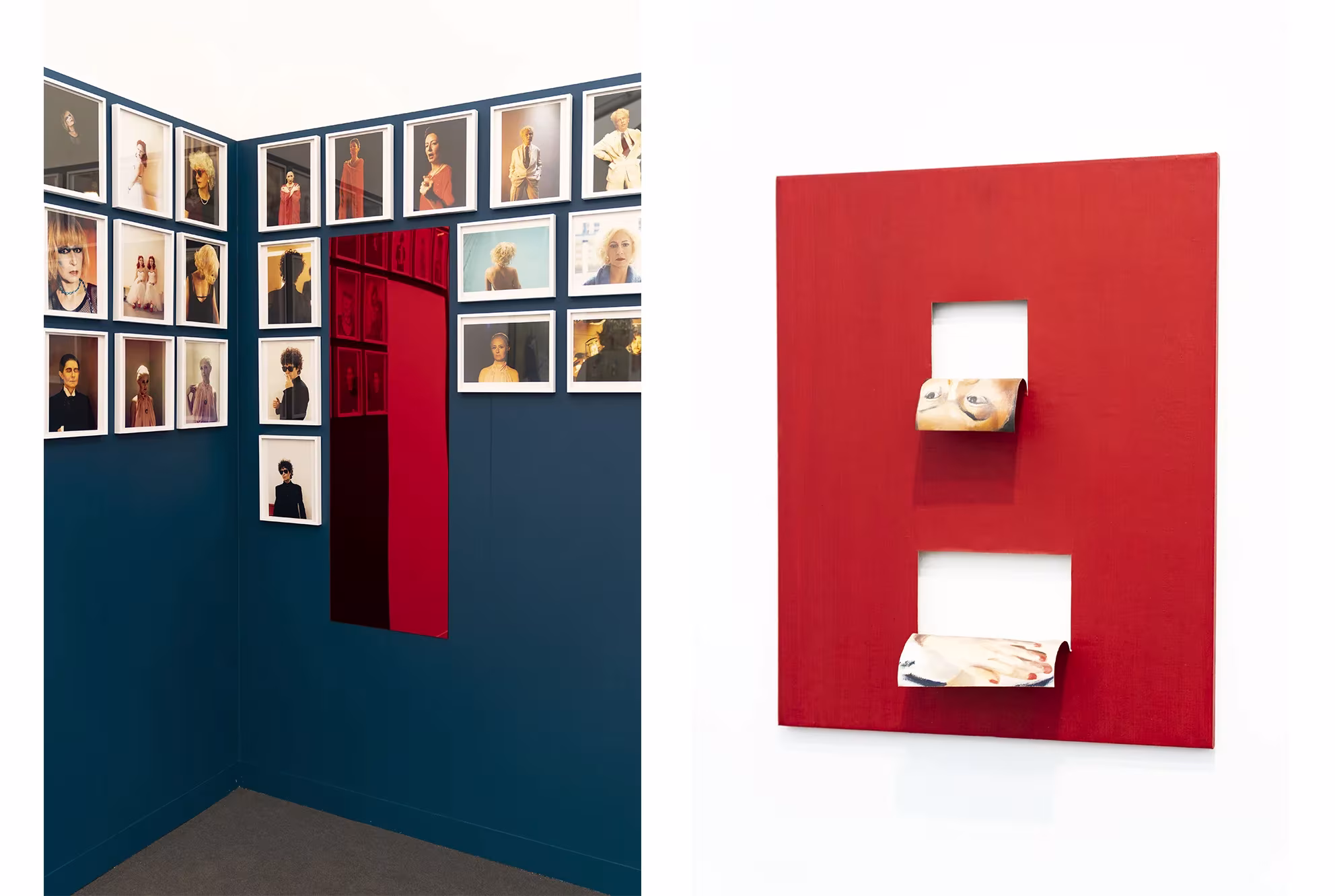 Rincón de galería con retratos enmarcados sobre pared azul y panel rojo con dos hornacinas, por Caballero Cósmica