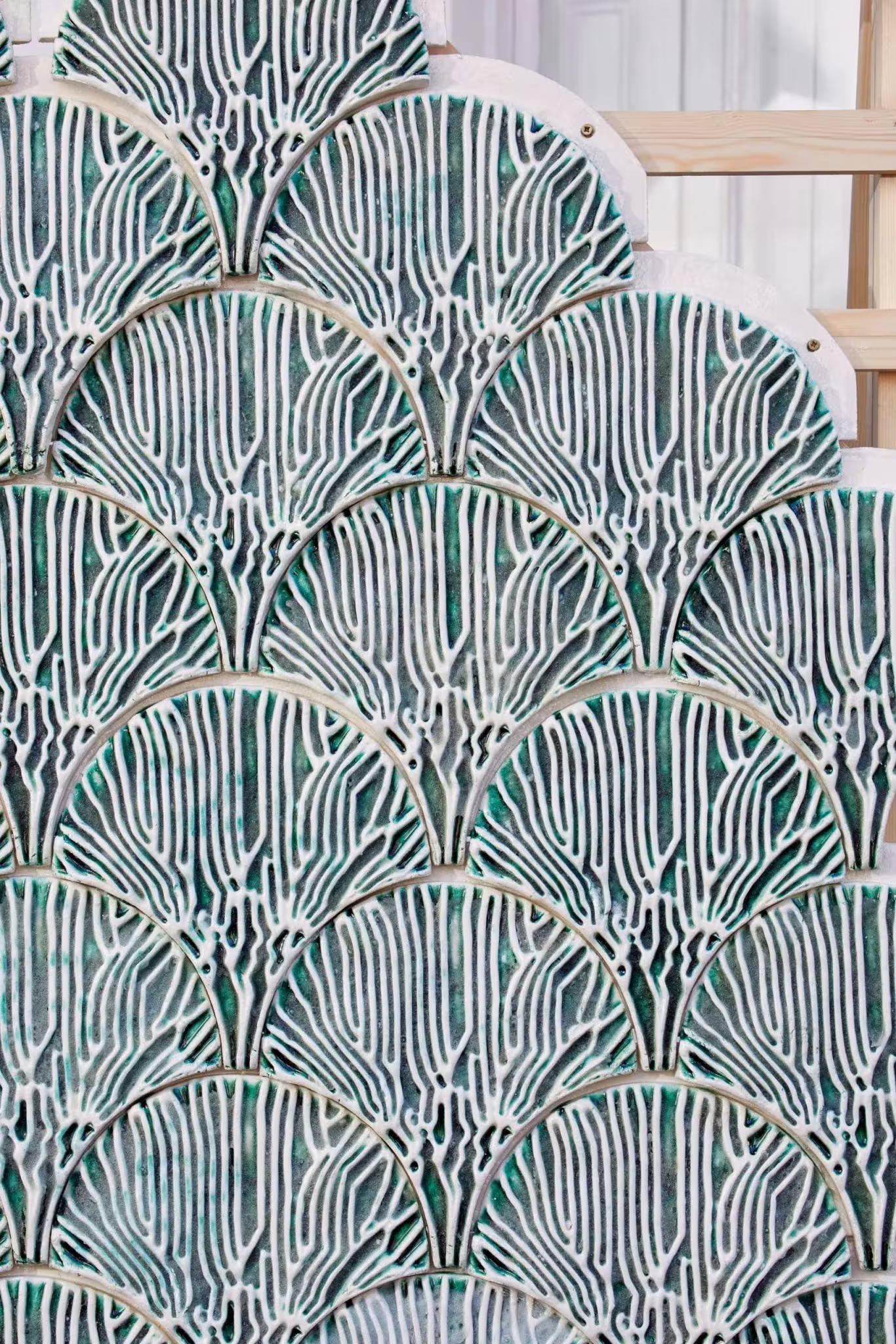 detalle del soporte cerámico que imita la estructura de una hoja