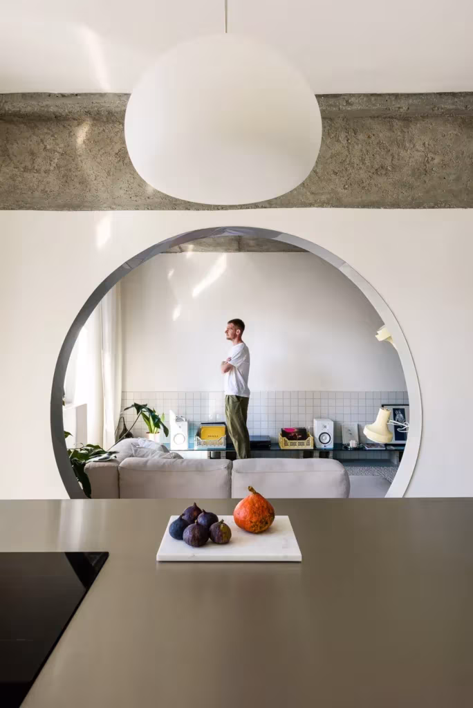 vista del salón al fondo con la encimera de la cocina en primer plano