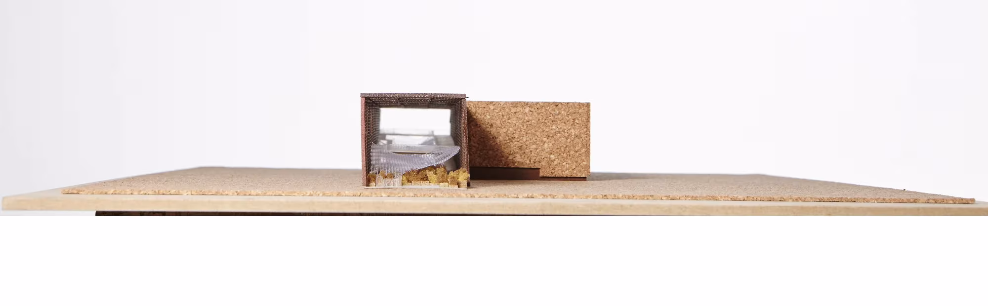 Maqueta del pabellón vista de perfil, con la caja de corcho y la apertura hacia el interior