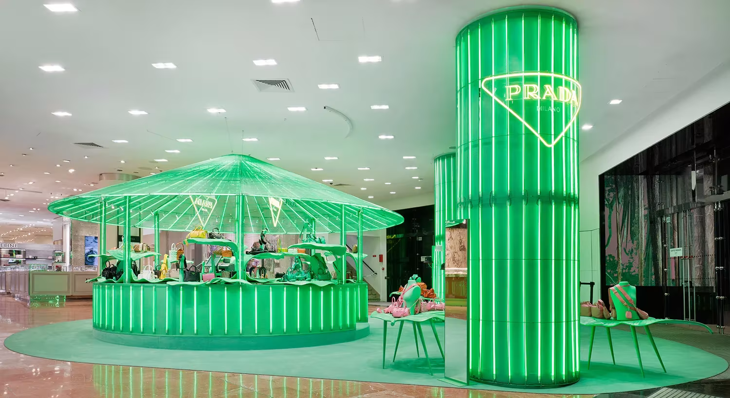 Columna luminosa con el logotipo de Prada y kiosco de hojas en el pop-up Hyper Leaves de Galeries Lafayette