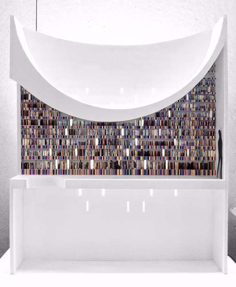 Vista interior de la biblioteca de Haffenden House, con la bóveda curva blanca sobre los libros