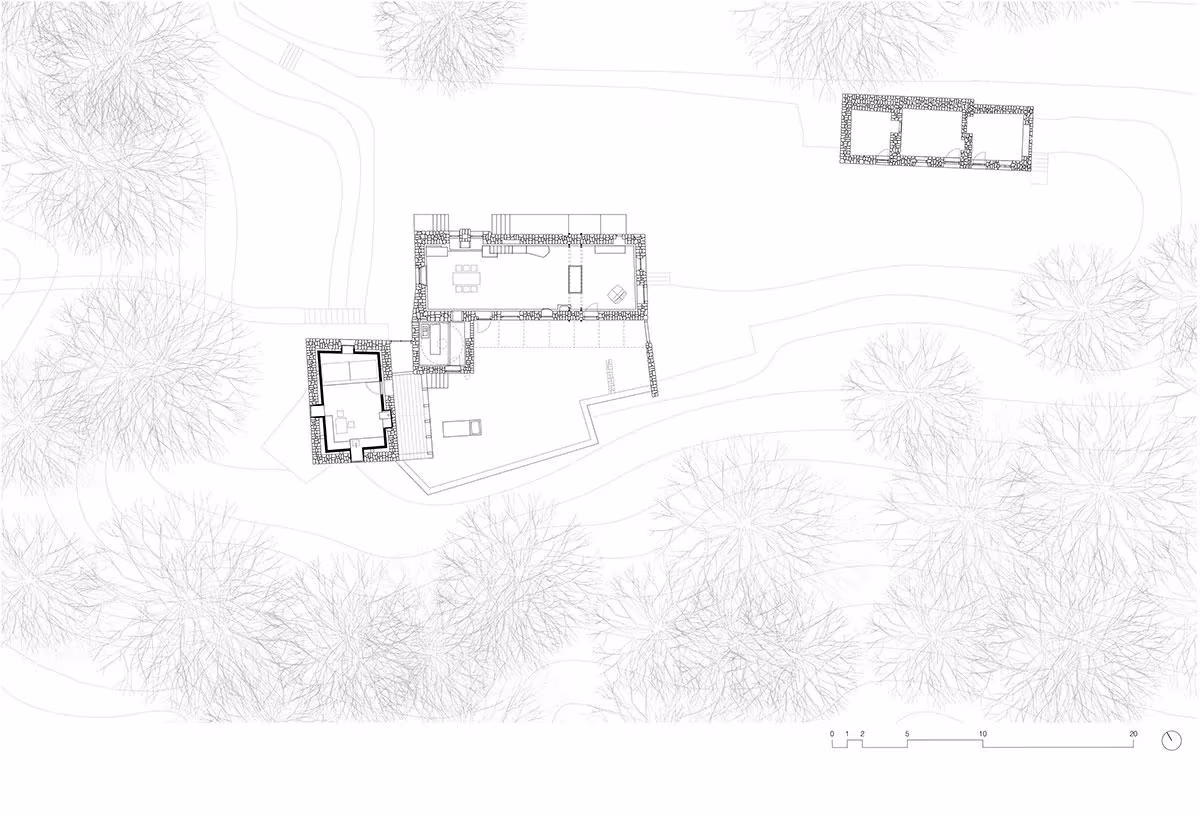 Planta de emplazamiento de Casa Mosogno con los edificios de piedra entre castaños del valle