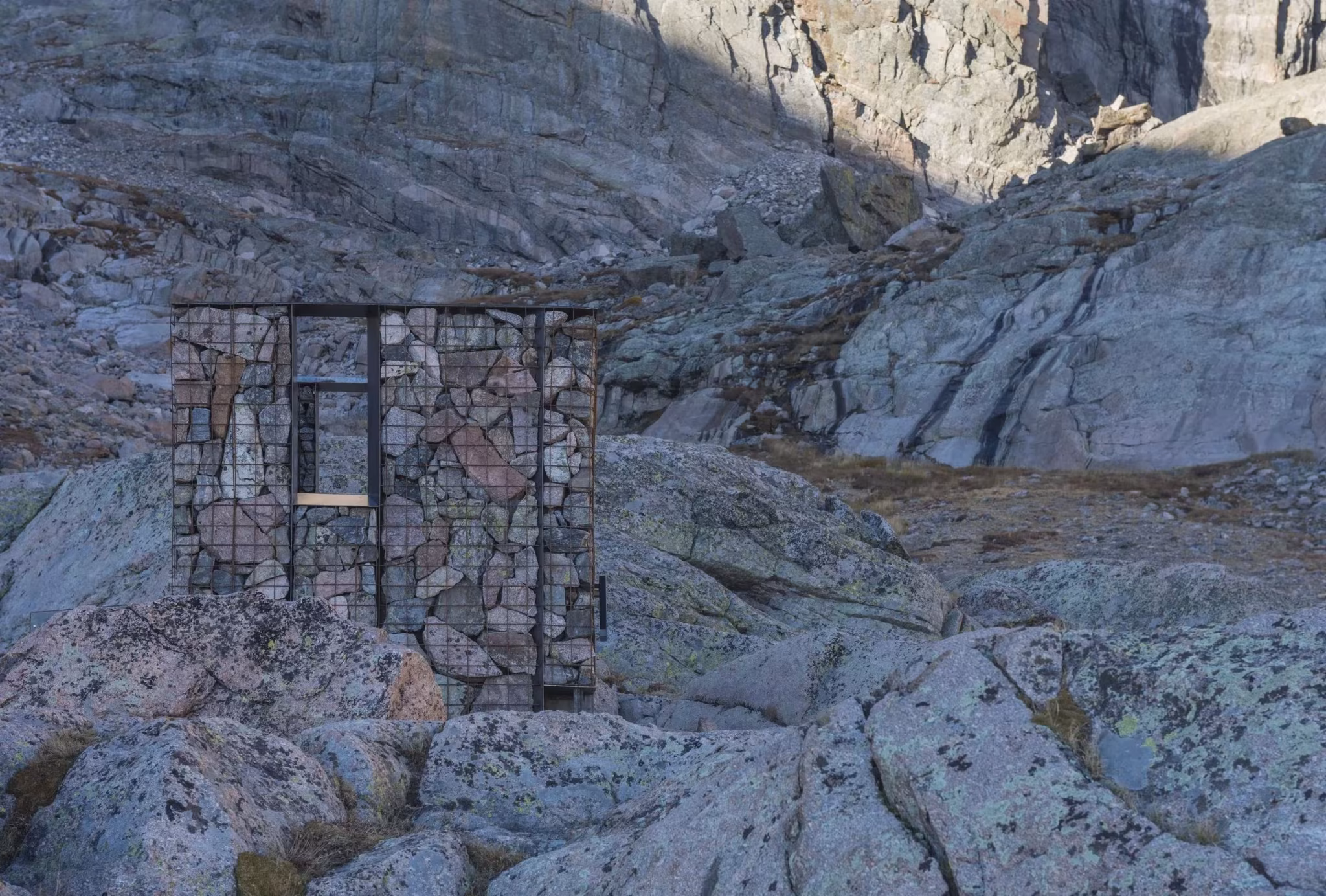 Aseo de gaviones de piedra entre los roquedos del Longs Peak, obra del Colorado Building Workshop
