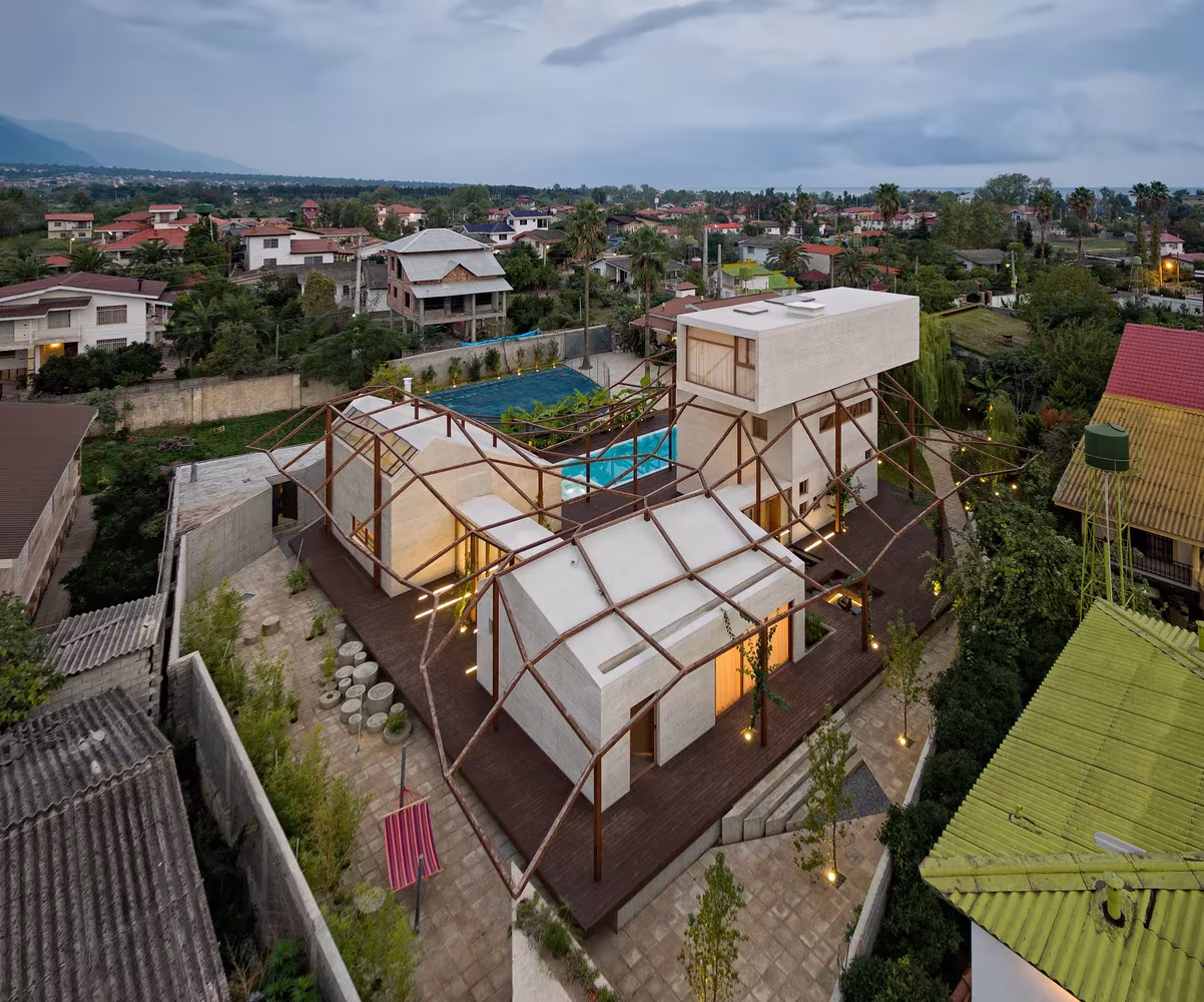 Vista aérea de Villa Vanoosh, de 35-51 Architecture Office, con volúmenes dispersos bajo un entramado de madera