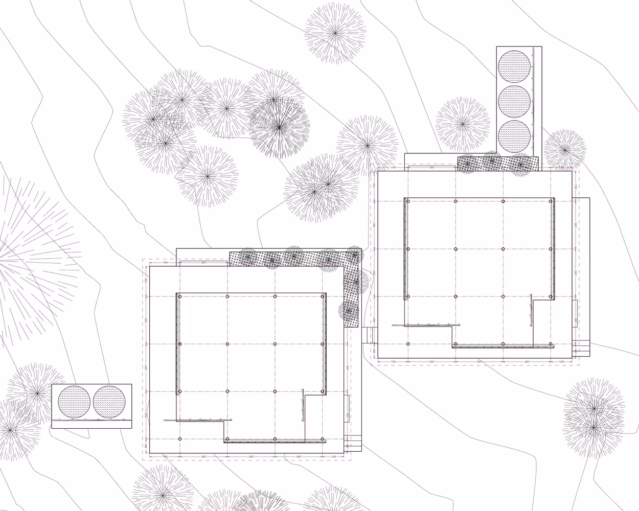 Plano de emplazamiento del Eco Moyo Education Center con las dos aulas, el arbolado y los depósitos de agua