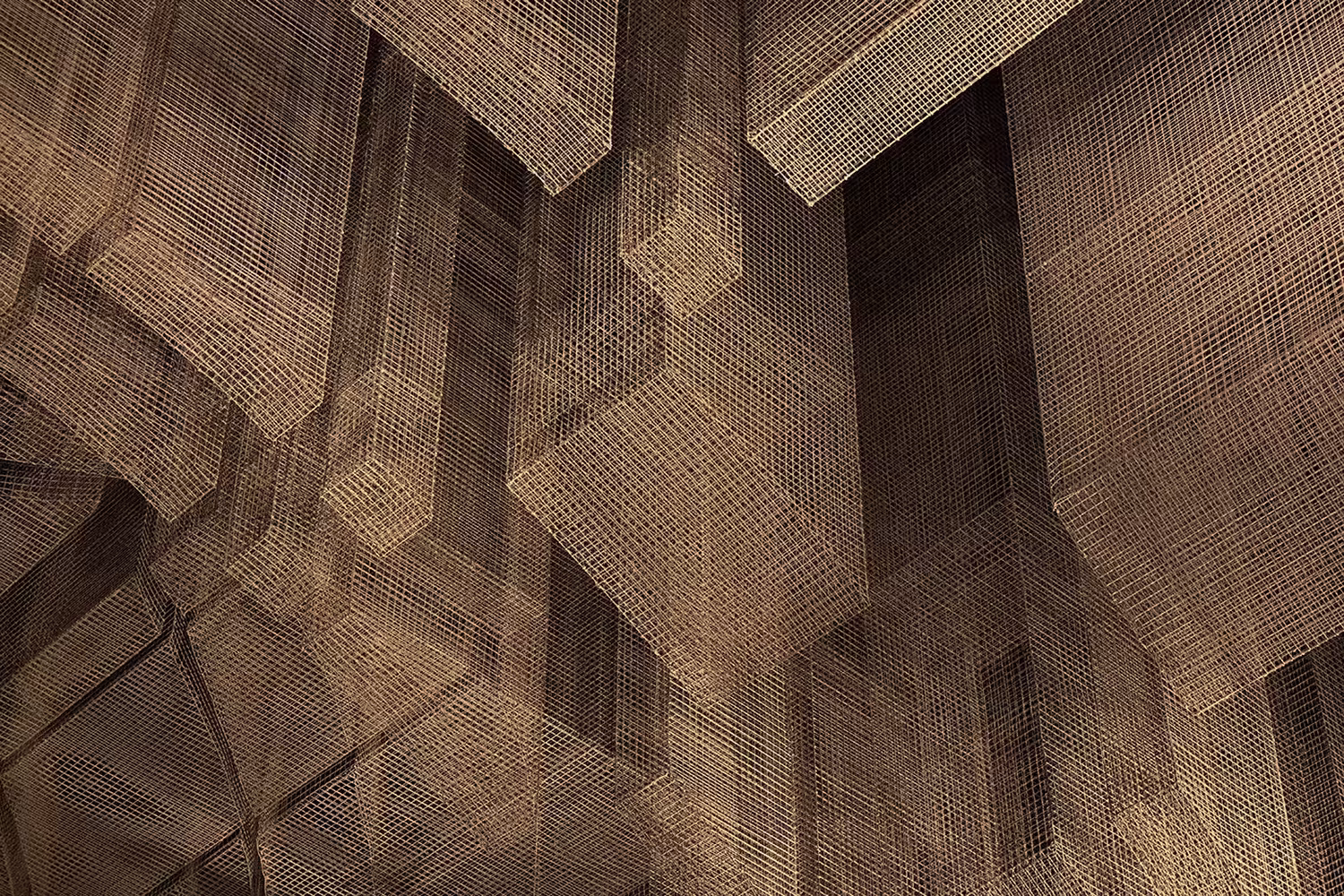 Planos facetados de malla metálica en el techo de Fillmore, la escultura de Edoardo Tresoldi en el East Village