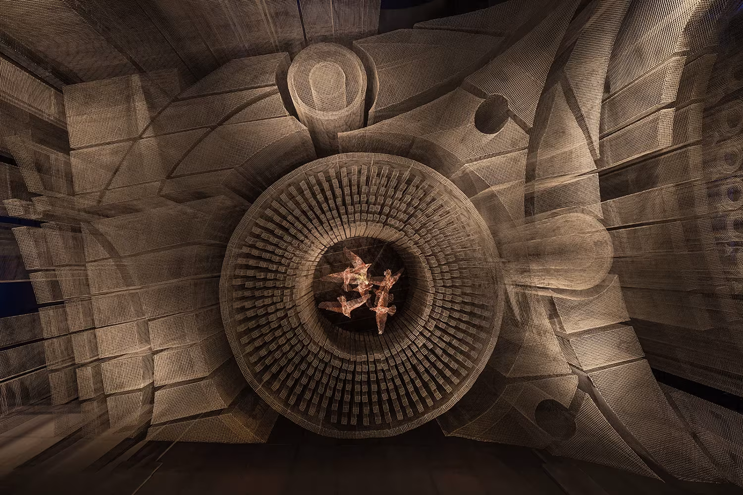 Roseta circular de malla metálica con una figura central en el techo de Fillmore, de Edoardo Tresoldi en Nueva York