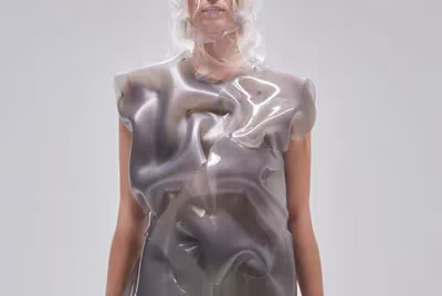 Vestido de tejido plisado brillante gris plata, con efecto líquido, de Ying Gao en Flowing Water, Standing Time