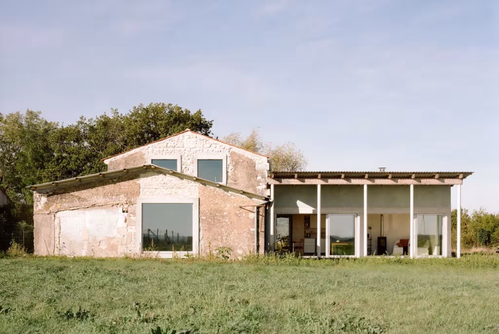 Visión global exterior de la transformación de un granero en una casa de vacaciones en Francia de Migeon Architecture. 
