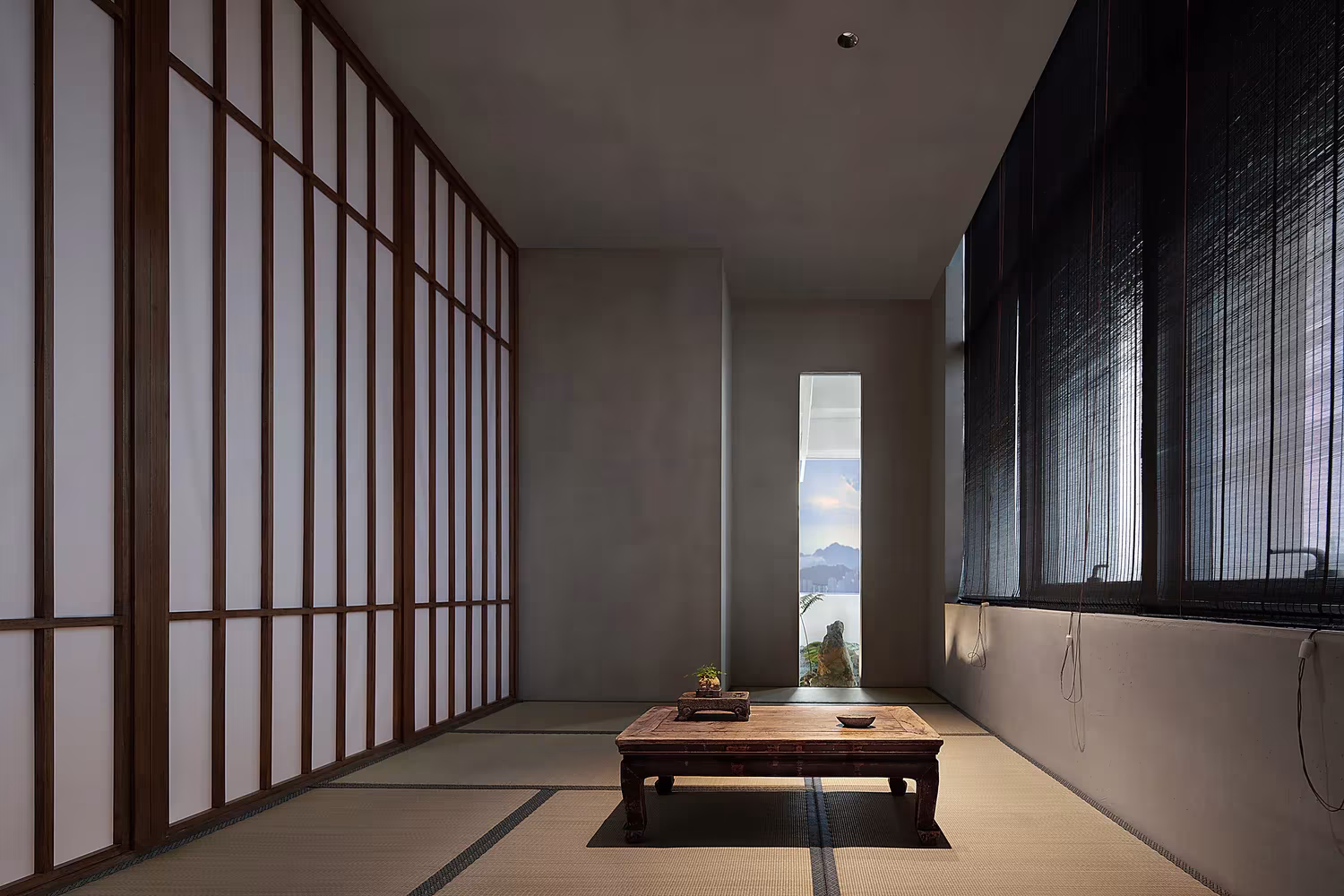 Sala de té con tatami, mesa baja y celosía de madera abierta a una estrecha vista exterior, Estudio Resee