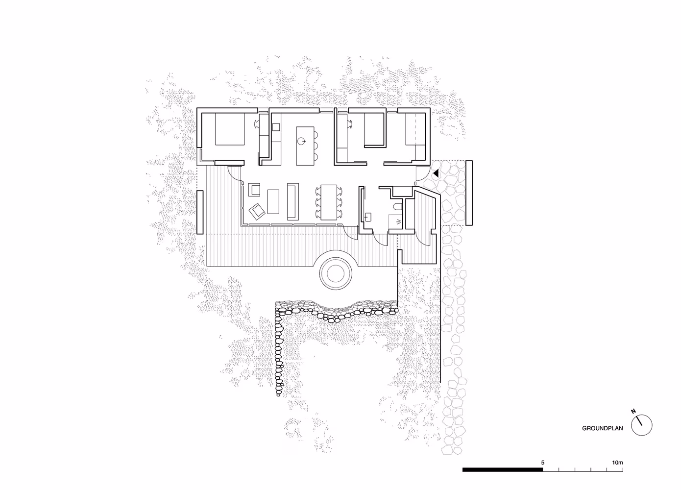 Plano de planta de una cabaña de PK Arkitektar con su terraza y el entorno vegetal en Brekkuskógur