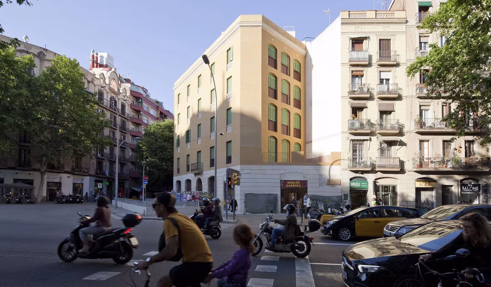 La Carbonería, edificio rehabilitado en una esquina de Barcelona, vista desde el cruce de calles