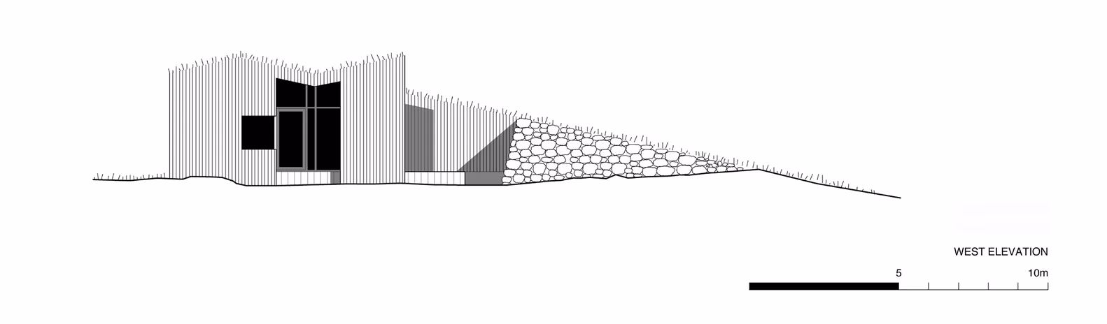 Alzado oeste de una cabaña de PK Arkitektar con cubierta vegetal y muro de piedra en la ladera
