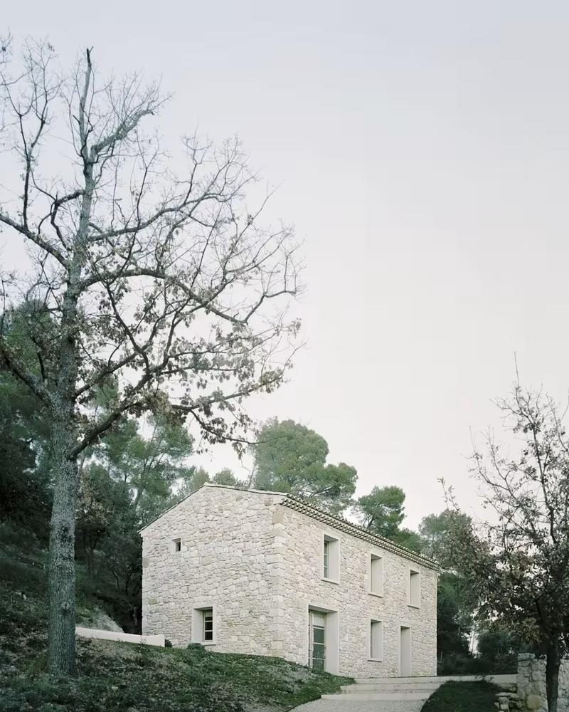 Casa MA de piedra clara entre pinos y árboles en Vaucluse, de Timothée Mercier (Extra Medium), sur de Francia
