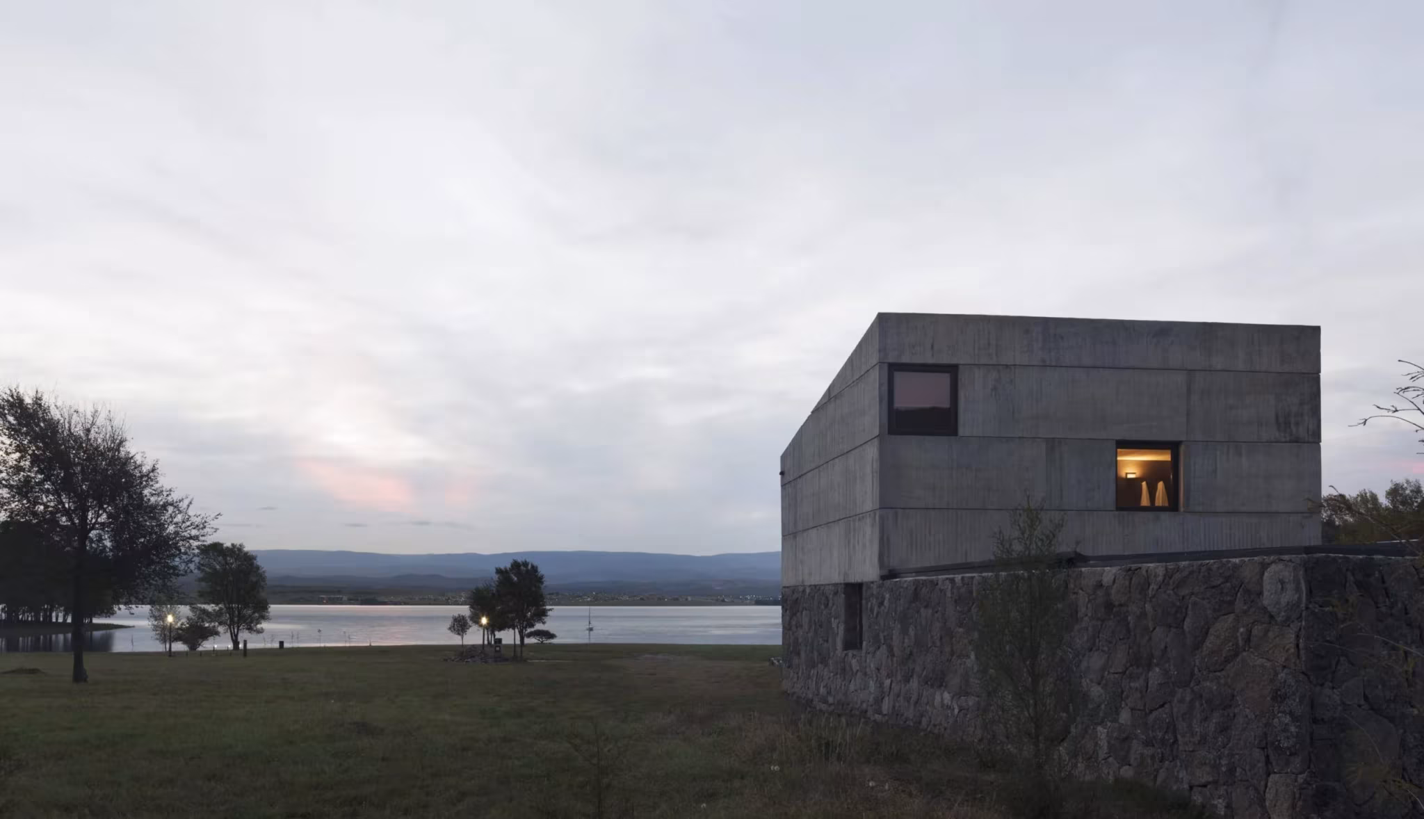 vistas al lago de la casa alarcia fotografiada por  Federico Cairoli
