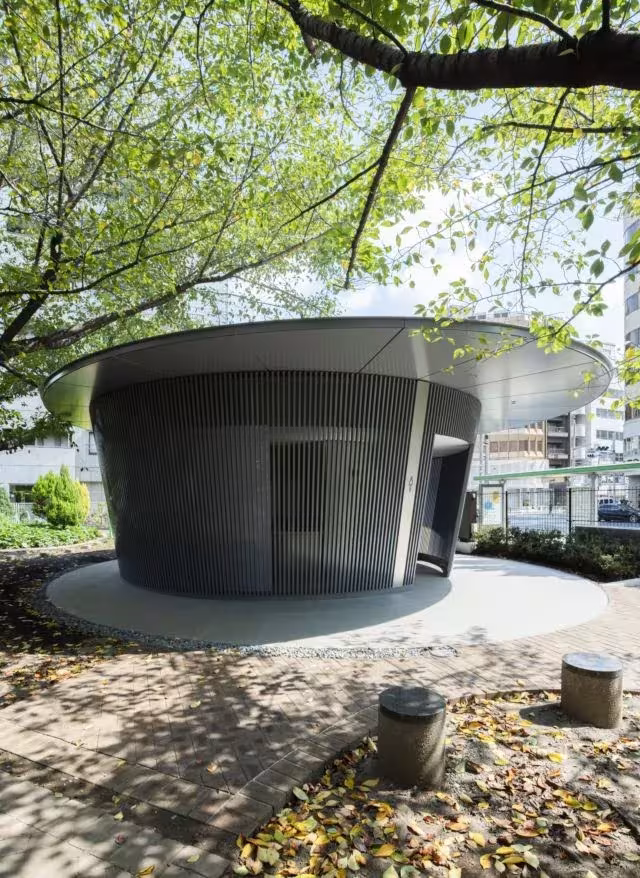 Un ancho disco de cubierta protege la entrada del baño frente a la estación de Shibuya