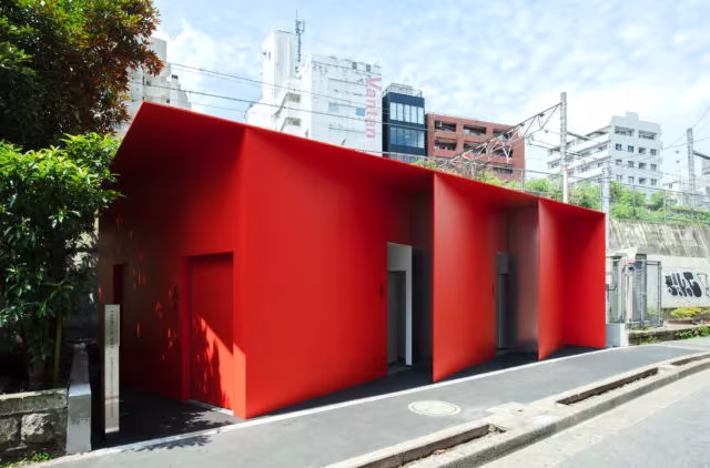Vista lejana de un baño público de Tokio que parece una instalación de arte