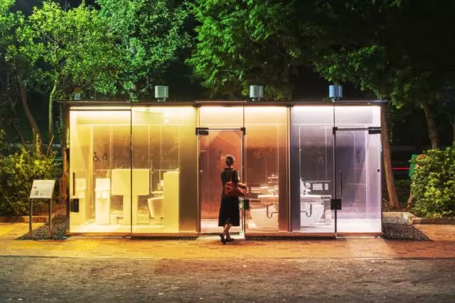 Yoyogi Fukamachi Minipark de noche, con los cuartos de baño transparentes iluminados