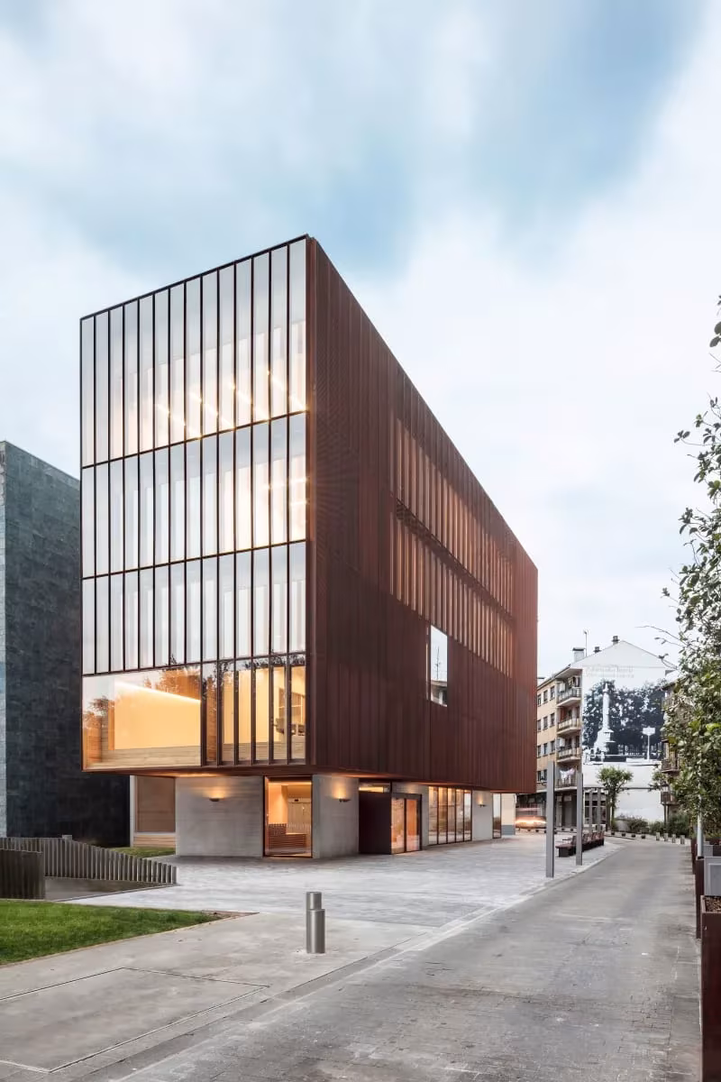 Escuela de Música de Zubiaur en Amorebieta-Etxano, bloque de acero corten y vidrio en una calle urbana