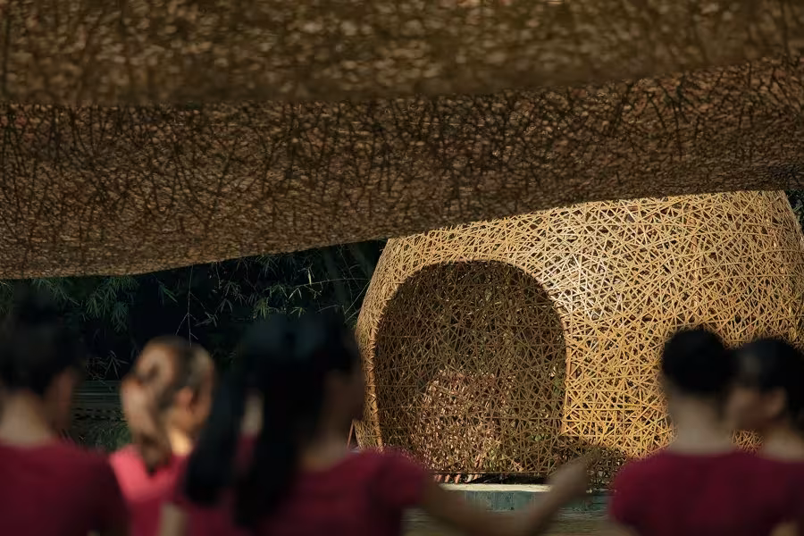 Espectadoras ante una cúpula de bambú trenzado bajo la cubierta del espectáculo de Zhang Yimou en Yangshuo