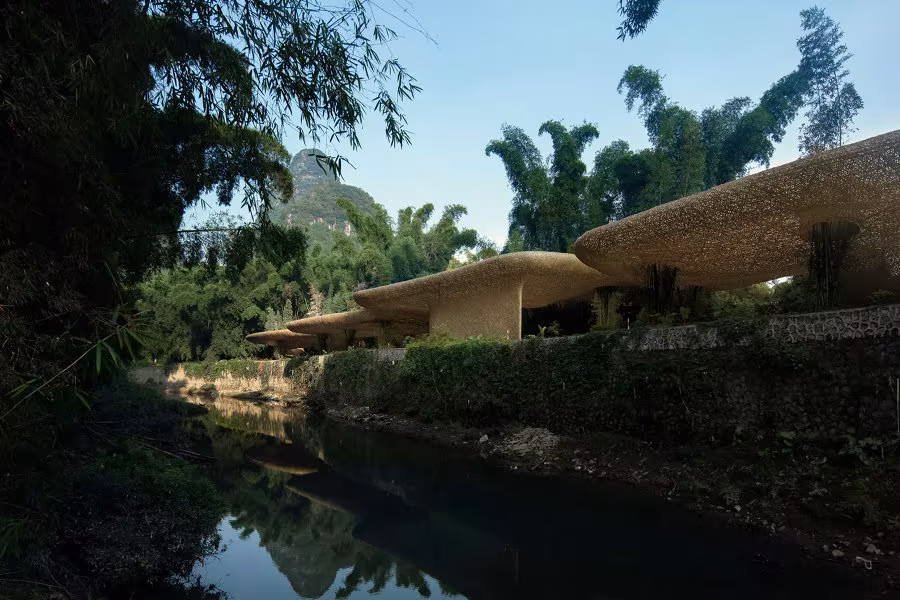 Pabellones de bambú trenzado de LLLab. con forma de seta junto al agua, en Yangshuo, China