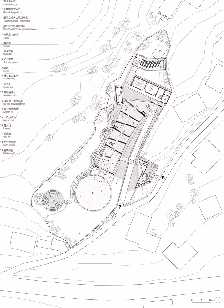 Plano de emplazamiento del campamento juvenil de Pingqiao, China, con edificios alargados sobre la ladera