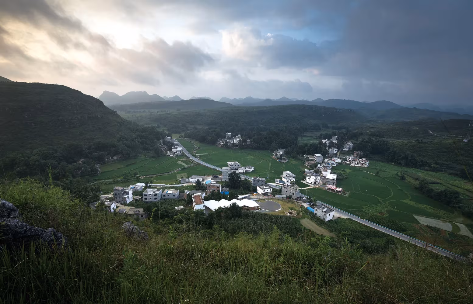 Valle de Pingqiao, en la China rural, con pueblos entre campos de cultivo y montañas bajo nubes