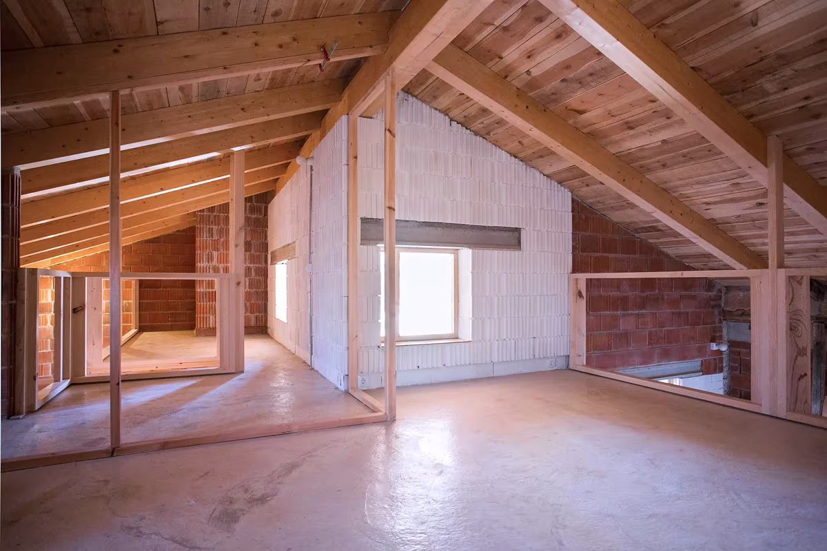Estancia bajo cubierta con cerchas de madera y suelo continuo rosado en la Casa en Tres Primaveras